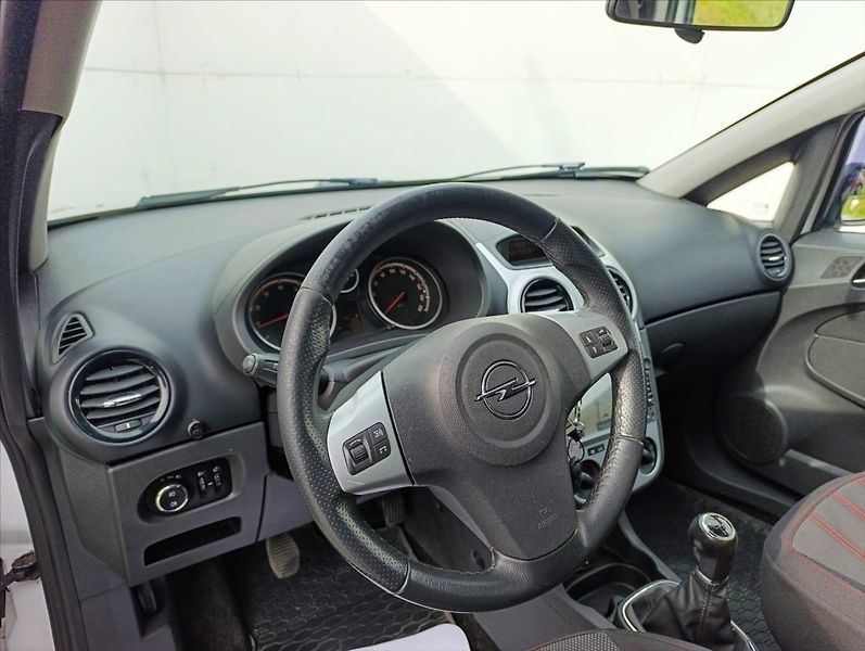 Opel Corsa 1,4 i Klima Navigace Alu - fotka 13 z 30
