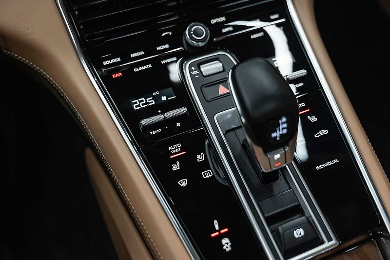 Porsche Panamera Turbo S E-hybrid, SportDesign, - fotka 10 z 25