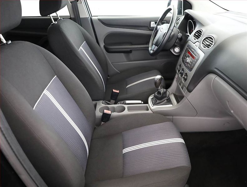Ford Focus (2010) 1.6 16V, nová STK, Tažné - fotka 7 z 13