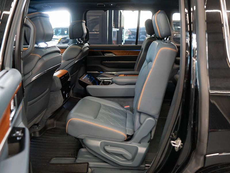 Jeep Grand Wagoneer (2022) 6.4 V8 HEMI Series III, masáže - fotka 35 z 41