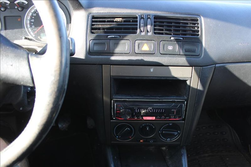 Volkswagen Bora 1,6 i  KLIMA, STK 7/2027 - fotka 14 z 19