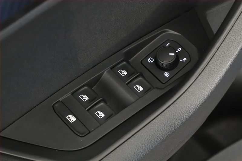 Škoda Karoq (2025) 2.0 TDI, Sportline, Navigace - fotka 10 z 18