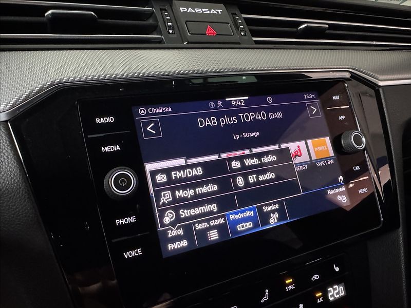Volkswagen Passat 2,0 TDi  DSG R-Line LED Assist - fotka 35 z 44