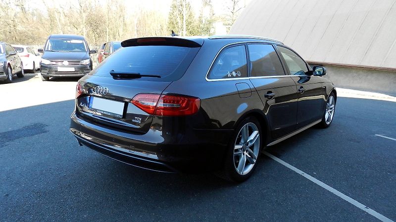 Audi A4 2.0 TDi 110 kW QUATTRO S-LINE - fotka 4 z 17