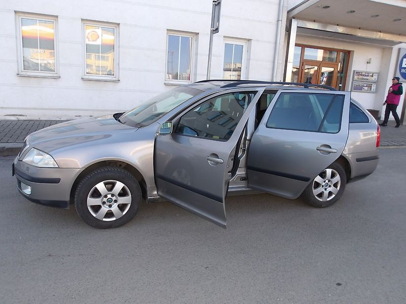 Škoda Octavia 2,0TDi DSG !!! ČR 2.MAJITEL ! - fotka 4 z 43