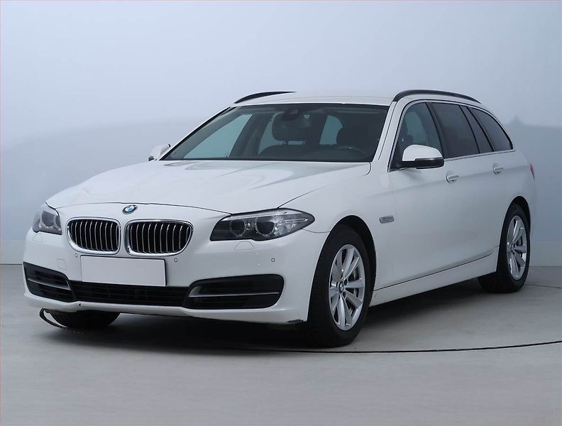 BMW Řada 5 (2015) 518d, Serv.kniha, Navi, Xenony - fotka 2 z 17