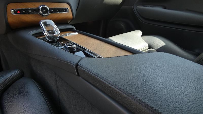 Volvo XC90 B5 AWD Drive-E mHEV aut. Inscr - fotka 6 z 25