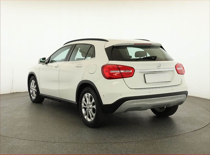 Mercedes-Benz GLA (2016) 200 CDI 4MATIC, 4X4 - fotka 4 z 21