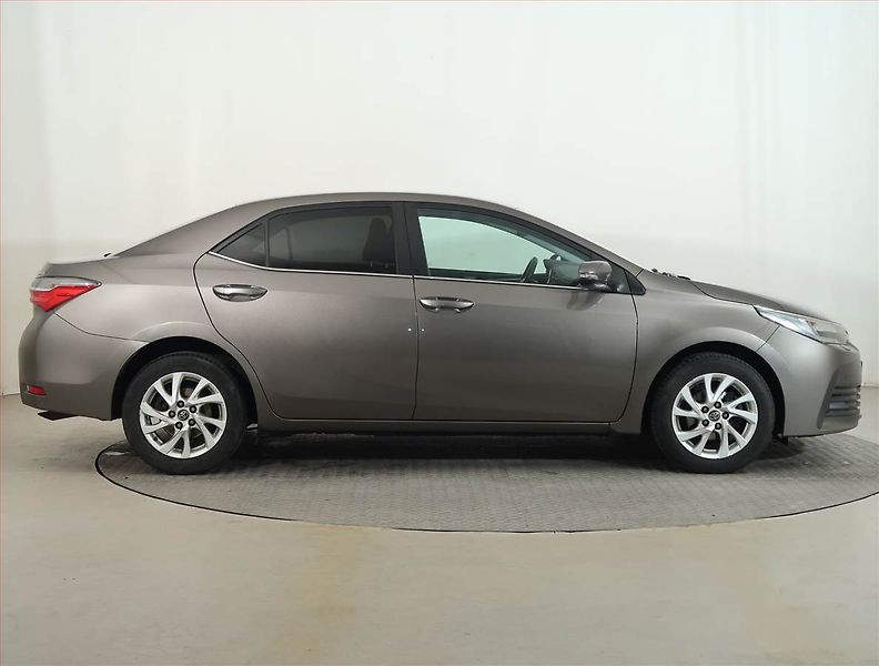Toyota Corolla (2017) 1.6 Valvematic, ČR,1.maj - fotka 6 z 14