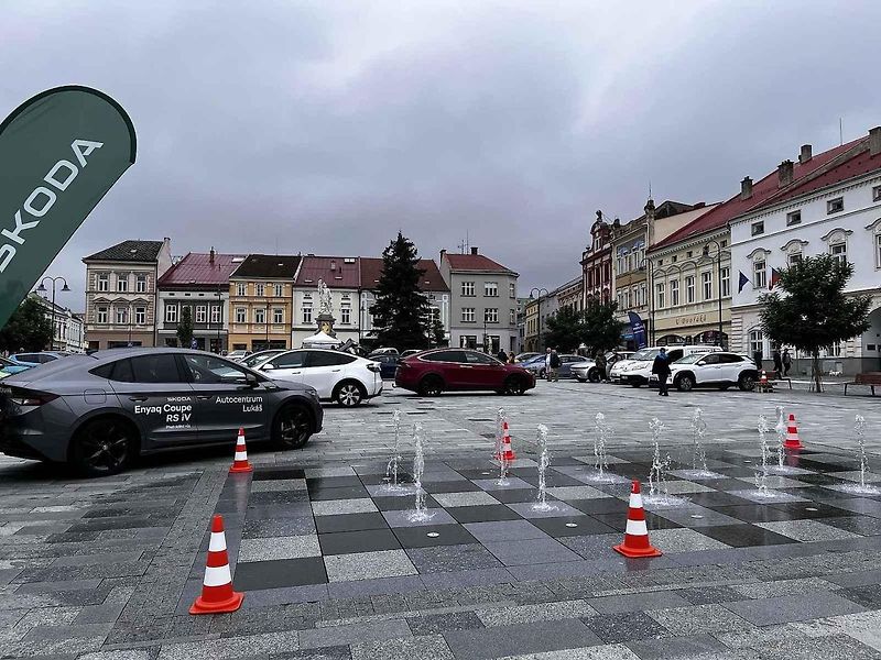 Sraz elektromobilů na náměstí ve Valašském Meziříčí, 5. srpna 2023.