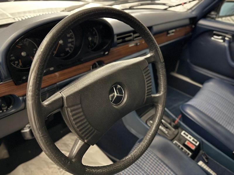 Mercedes-Benz 116 (1975) 280SE,AT,VELMI PĚKNÝ - fotka 16 z 24