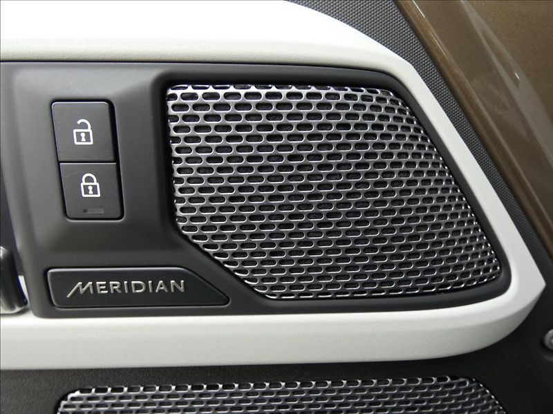 Land Rover Defender 3,0 D300 110 SE,1.maj,ČR,DPH - fotka 16 z 35