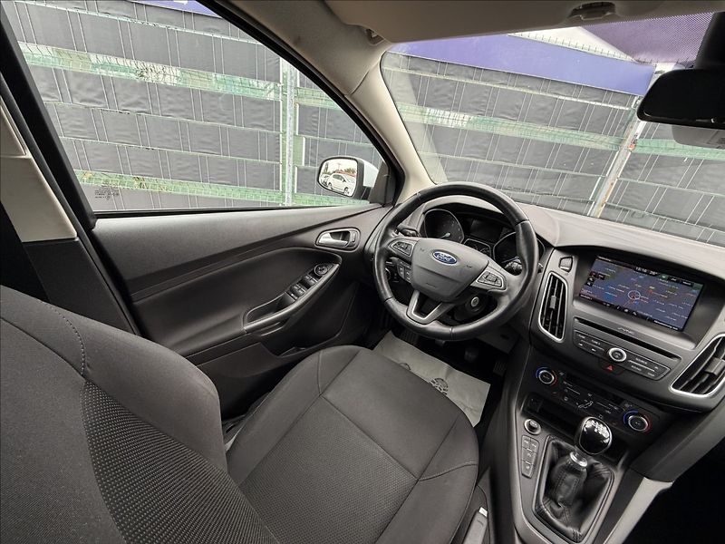 Ford Focus 1.5 TDCi Business - fotka 8 z 18