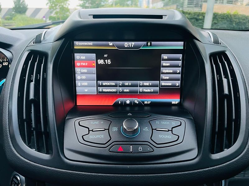 Ford Kuga 2.0TDCi 4x4 MAN TAŽNÉ SERVISKA - fotka 38 z 47
