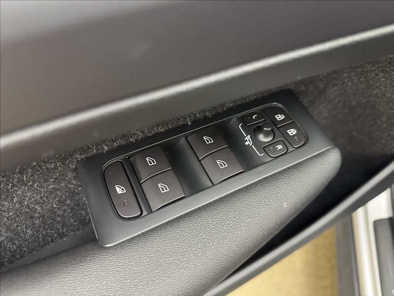 Volvo XC40 2,0 D3 AUTOMAT VÝHŘEV TAŽNÉ - fotka 28 z 41
