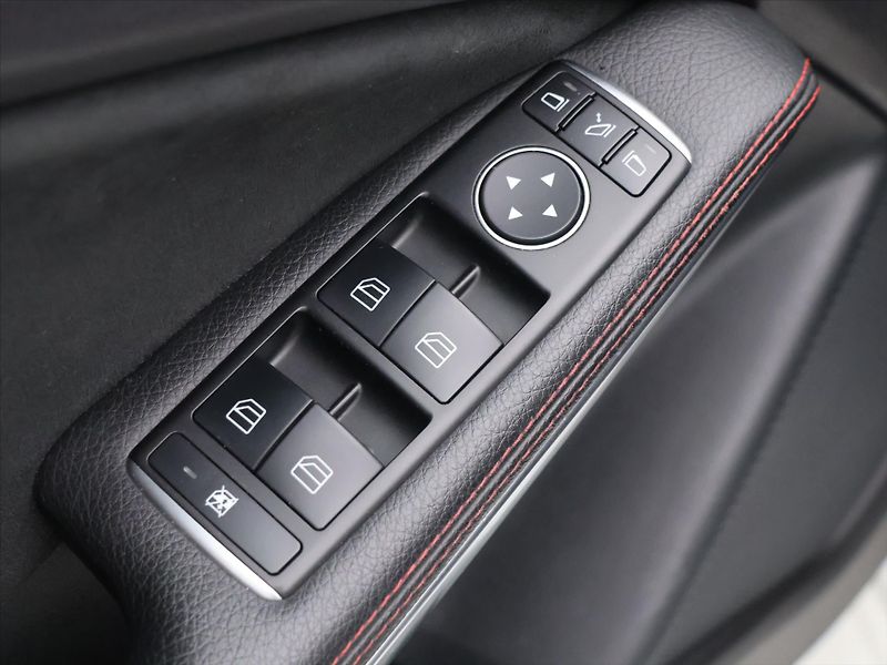 Mercedes-Benz Třídy A 2,0 45 265 kW 4Matic AMG Aut. - fotka 15 z 33