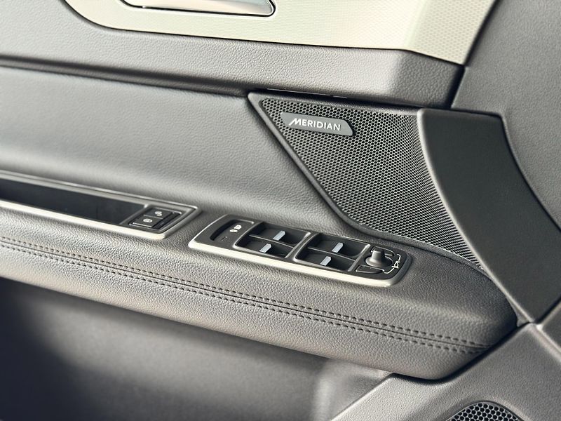 Jaguar XF 20d AUT*Panorama*Distronic - fotka 33 z 43