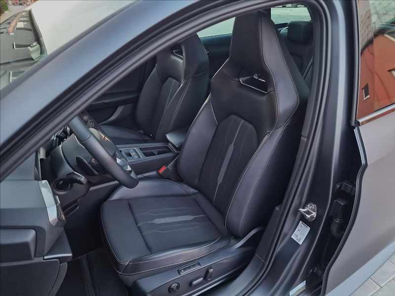 Cupra Leon 1.4TSI e-HYBRID 180kW DSG ST - fotka 37 z 50