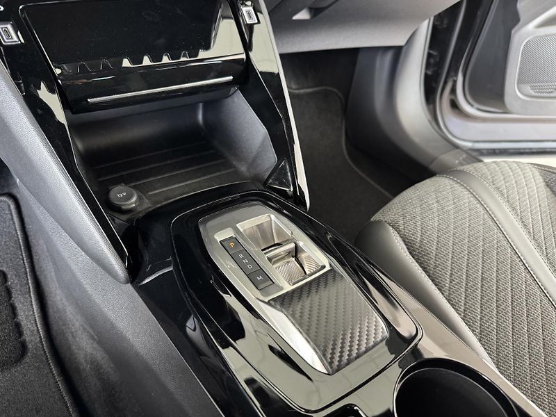 Peugeot 2008 1,2PT 130*AT8*Allure*Kamer*DPH - fotka 27 z 37