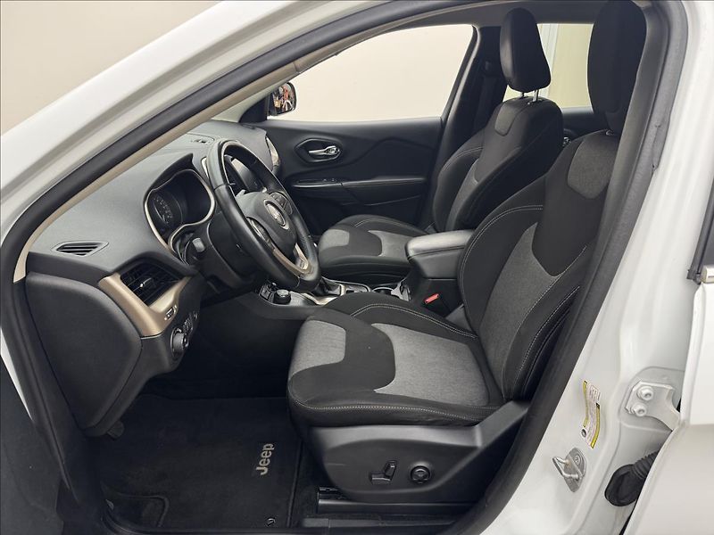 Jeep Cherokee 2,0 103kW 4X4 AC NAVI SENZORY - fotka 31 z 41