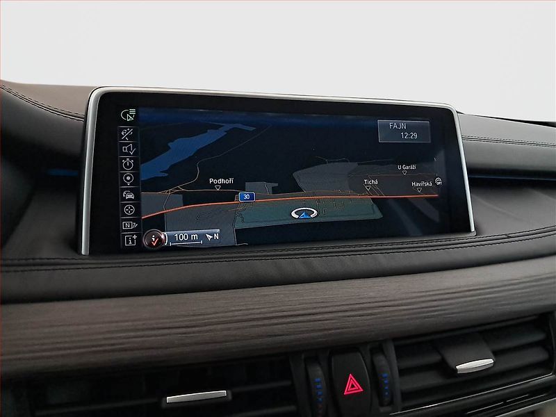 BMW X5 (2013) xDrive30d - fotka 13 z 19