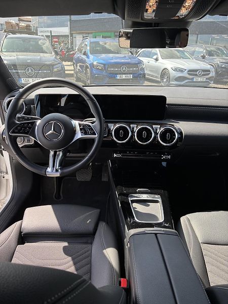 Mercedes-Benz CLA (2024) 200d shooting brake - fotka 12 z 15