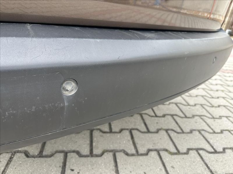 Volkswagen Caddy 1,6 TDI MAXI 7.MÍST REZERVACE - fotka 19 z 21