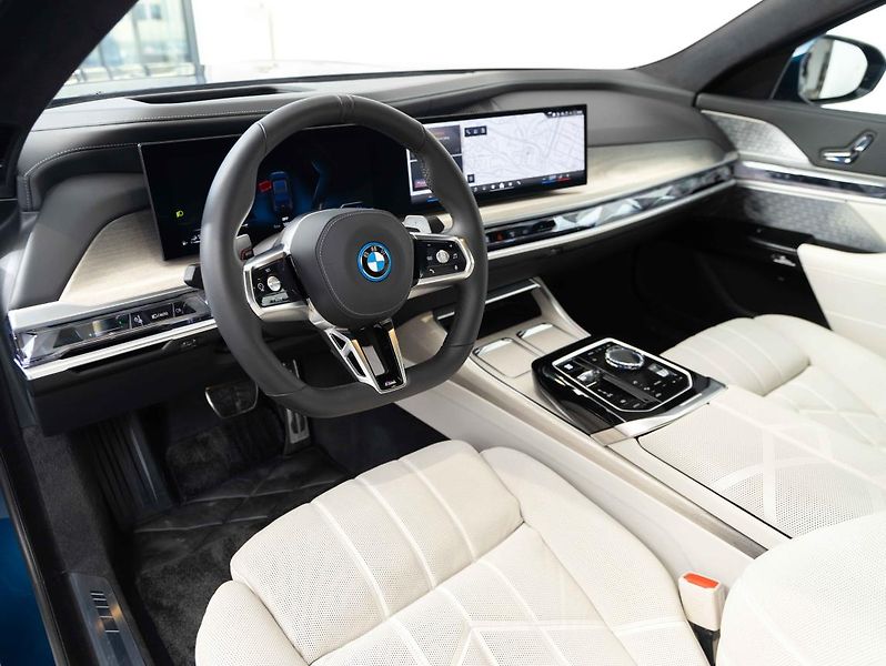 BMW Řada 7 750e xDrive - fotka 11 z 23