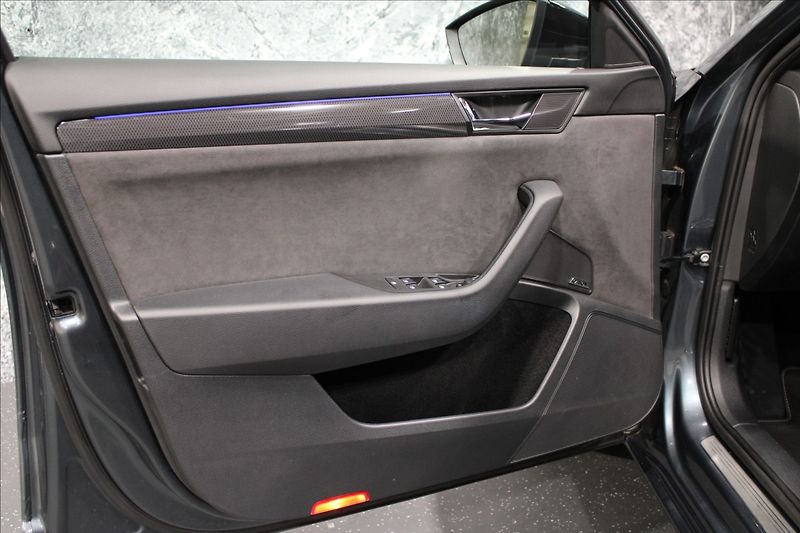 Škoda Superb 2,0 TDI DSG 140KW Sportline - fotka 8 z 37