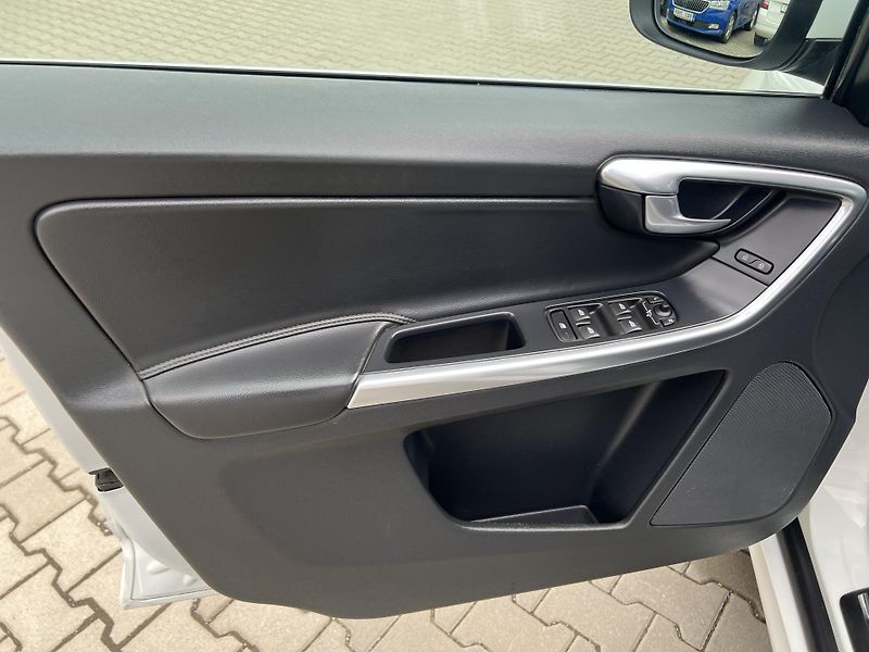 Volvo XC60 2,4 AWD D4 Summum 1.maj.  - fotka 27 z 56