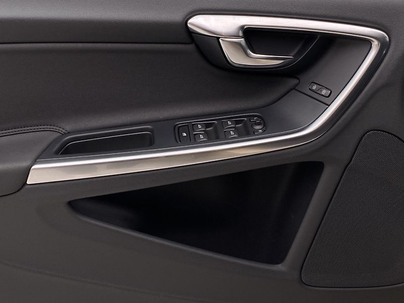 Volvo V60 D5 MOMENTUM REZERVACE - fotka 28 z 43