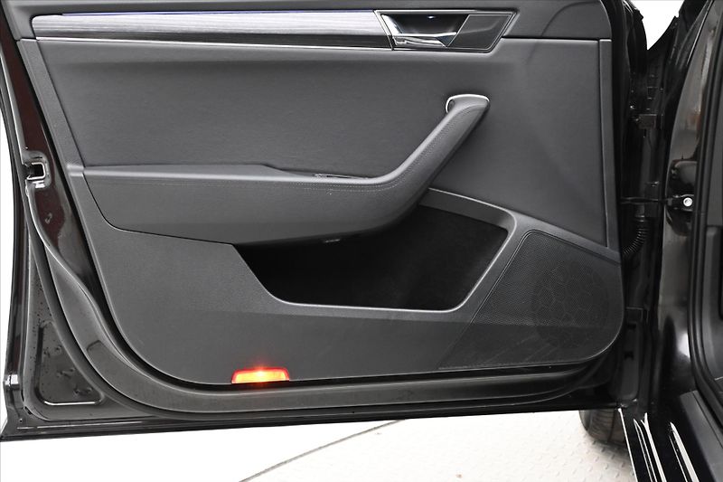 Škoda Superb 2,0 TDI 110 kW DSG Style Záruk - fotka 25 z 32