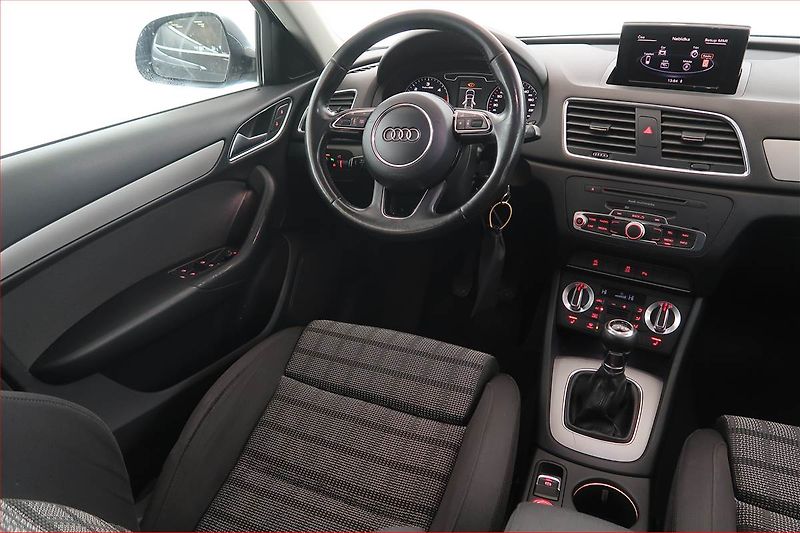 Audi Q3 (2012) 2.0 TDI, Xenony, Tempomat - fotka 7 z 17