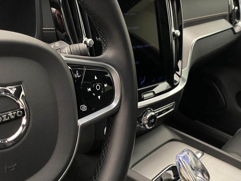 Volvo V60 B4 DARK PLUS AUT  - fotka 21 z 45