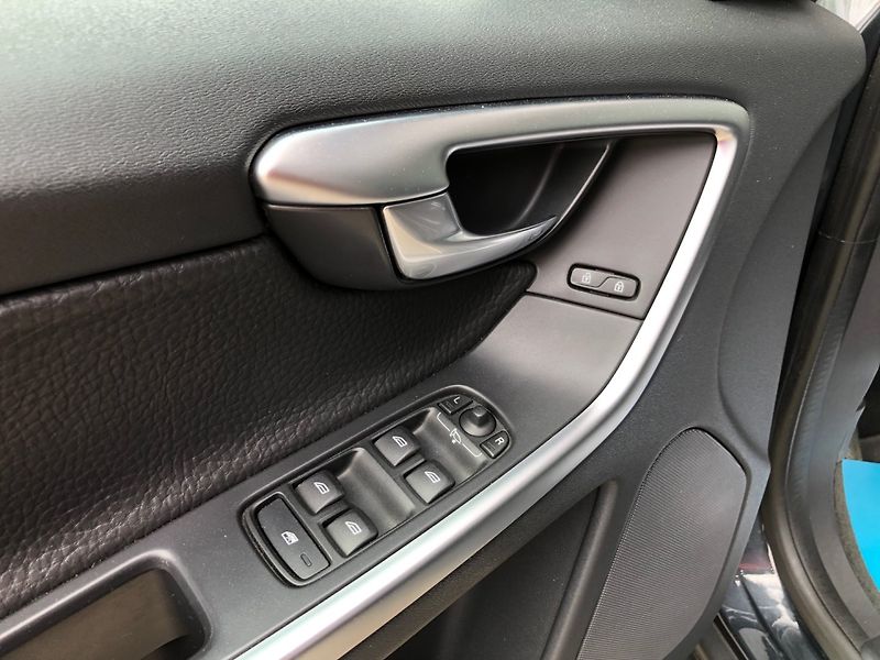 Volvo XC60 (2010) 2.4 D5 AWD - fotka 21 z 33