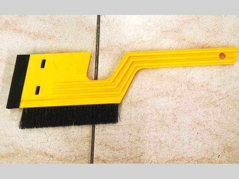 Autobaterie v motorovém prostoru