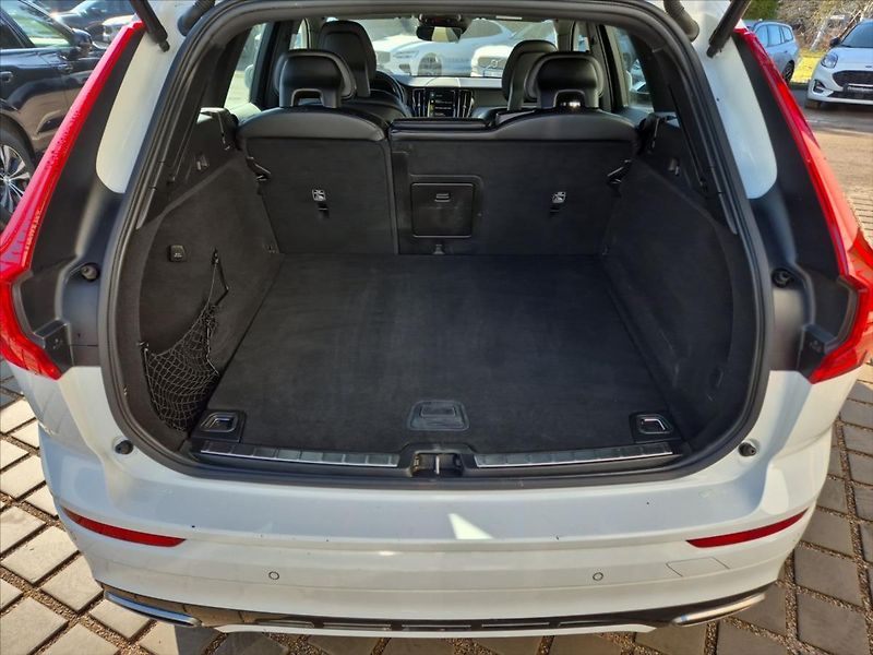 Volvo XC60 2,0 D4 AWD R-Design - fotka 11 z 18