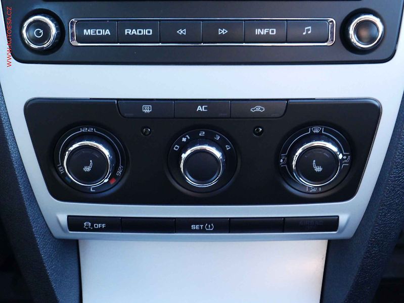 Škoda Octavia (2010) 1.6 LPG, AC, TZ, park.čidla - fotka 12 z 14