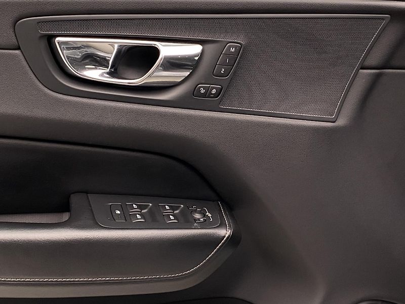 Volvo XC60 D4 AWD R-DESIGN REZERVACE - fotka 28 z 44
