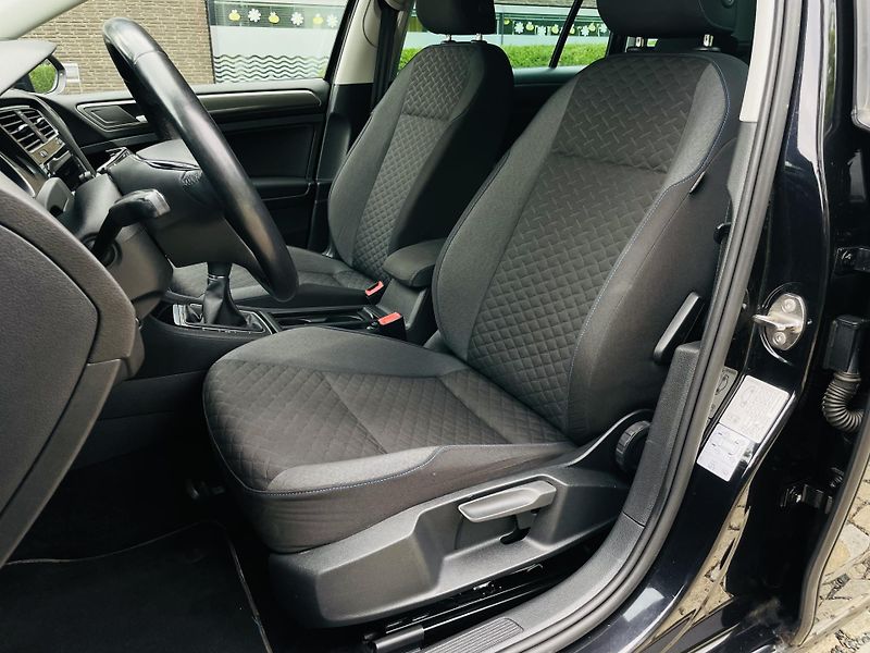 Volkswagen Golf 1.0TSI MANUÁL VÝHŘEV TAŽNÉ  - fotka 24 z 38
