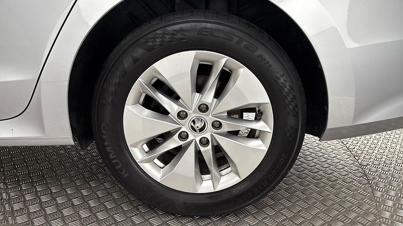 Škoda Octavia 2.0 TDI Ambition Combi - fotka 19 z 24