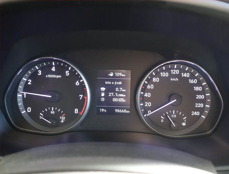 Hyundai i30 (2017) 1.0 T-GDI, Tempomat - fotka 11 z 21