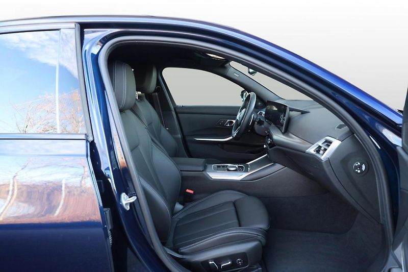 BMW Řada 3 330d xDrive Sedan - fotka 22 z 27
