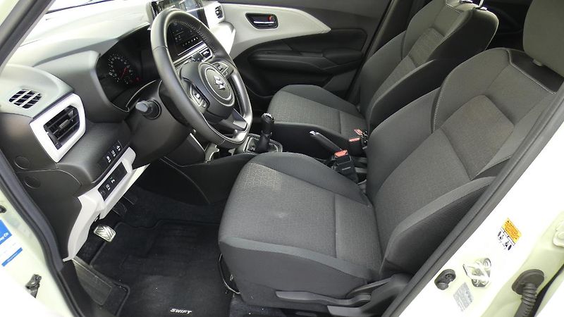 Suzuki Swift 1.2 DualJet mHEV Premium - fotka 19 z 23
