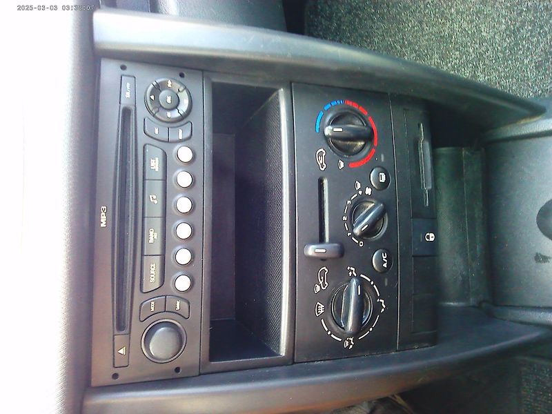 Peugeot 207 1.4i, 70 kW, klimatizace - fotka 16 z 25