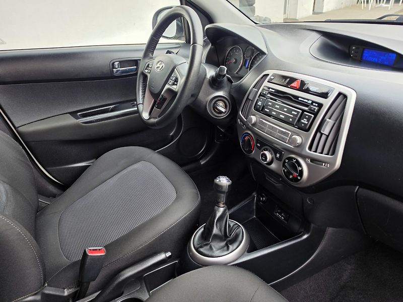 Hyundai i20 (2014) 1.2i Velmi pěkný - fotka 18 z 19