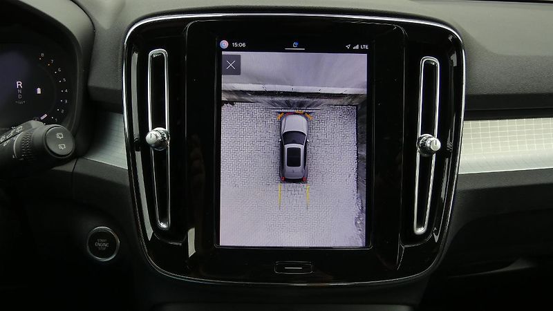 Volvo XC40 B3 PLUS DARK - fotka 16 z 23