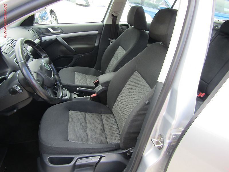 Škoda Octavia (2012) 1.6TDi, ČR, AC, výhřev sed - fotka 9 z 15