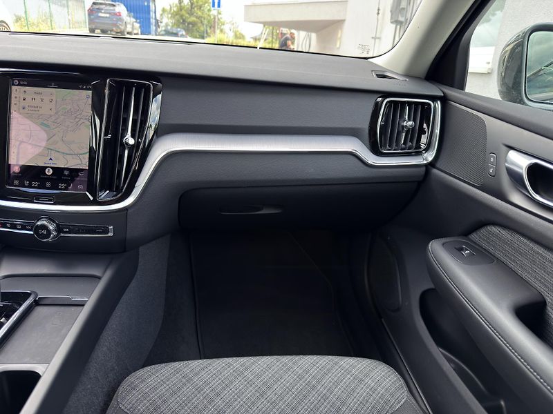 Volvo V60 B4 FWD CORE // REZERVACE // - fotka 21 z 35
