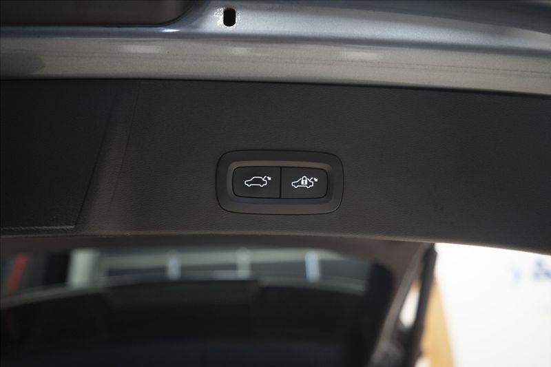 Volvo XC40 2,0 D4 AWD NAVI KAMERA TAŽNÉ - fotka 45 z 46